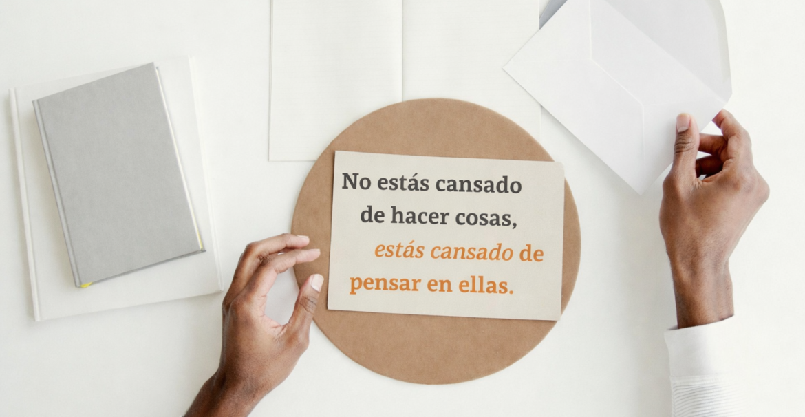 Ilustración que representa pensamientos acumulados y cansancio mental