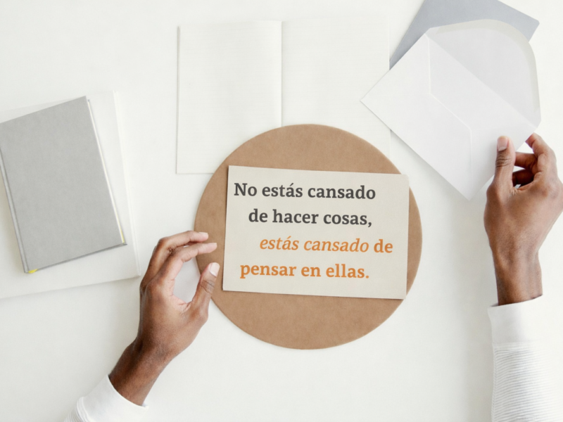 Ilustración que representa pensamientos acumulados y cansancio mental