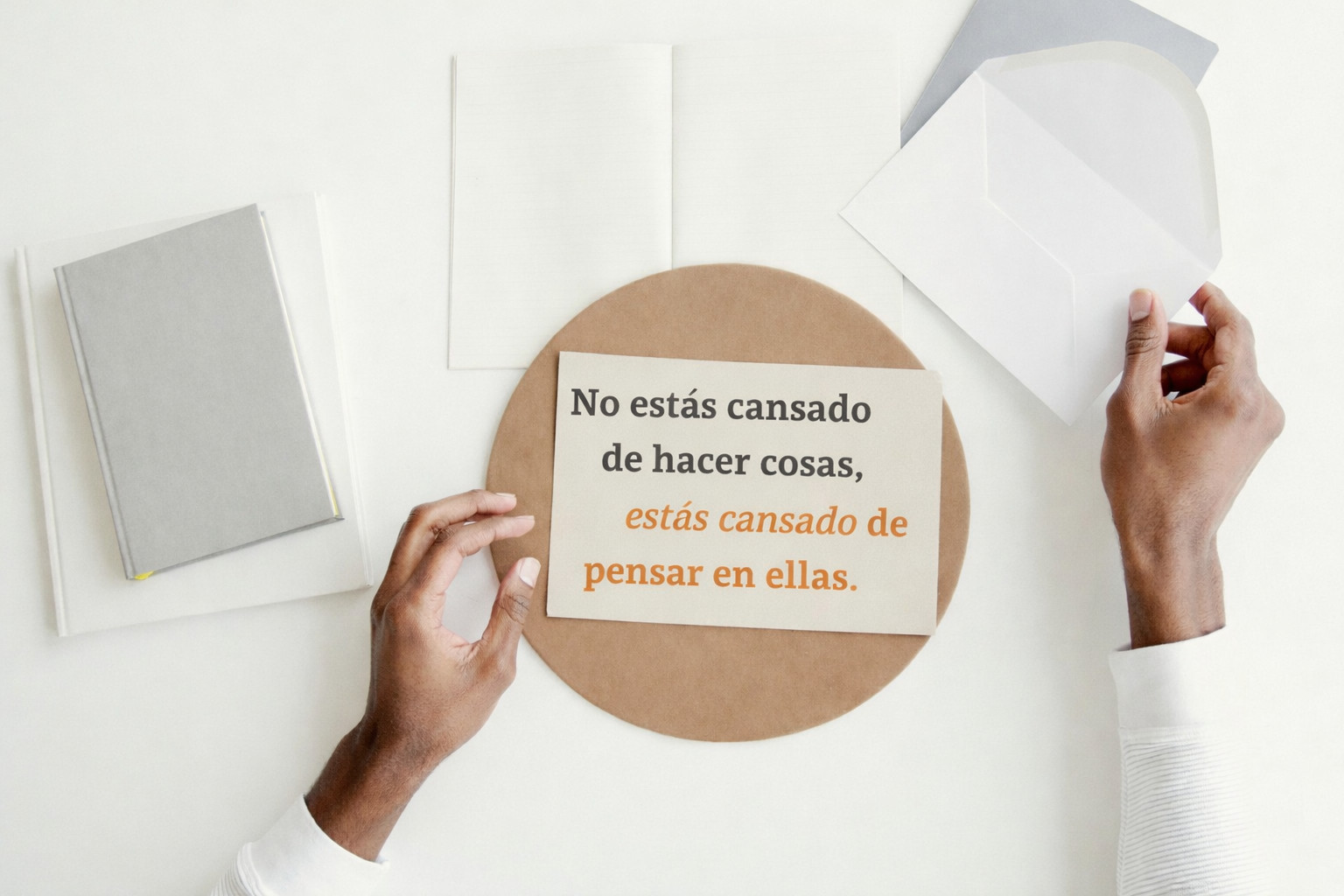 Ilustración que representa pensamientos acumulados y cansancio mental