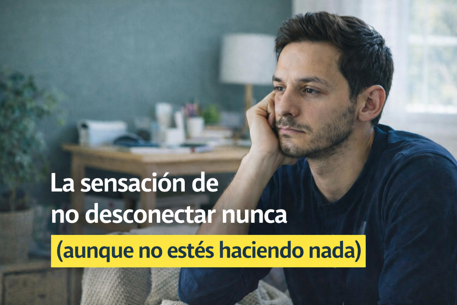 Persona sentada en silencio con sensación de cansancio mental