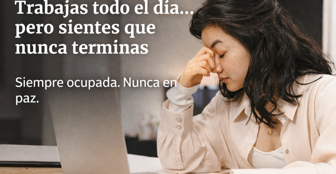 Persona sentada en silencio con sensación de cansancio mental