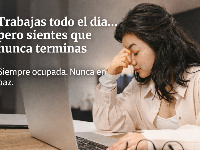 Persona sentada en silencio con sensación de cansancio mental